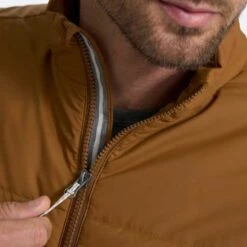 Vuori Men's Echo Insulated Jacket - Camel -Keen Wear Shop 0042 V535CAM 03522 1200x crop center jpg