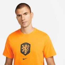 Nike Men's KNVB Crest World Cup 22 Tee - Orange Peel -Keen Wear Shop DH7597 833 PHSYM001 2000