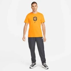 Nike Men's KNVB Crest World Cup 22 Tee - Orange Peel -Keen Wear Shop DH7597 833 PHSYM003 2000