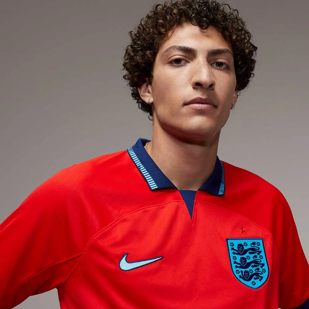 Nike Men's England Dri-Fit Away Stadium Jersey - Challenge Red/Blue Void 2 Nike Men's England Dri-Fit Away Stadium Jersey - Challenge Red/Blue Void - Image 2