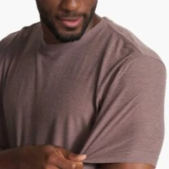 Vuori Men's Strato Tech Tee - Hazel Heather -Keen Wear Shop V126HAH FA23 M ECOMM TOPS DETAIL 5