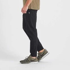 Vuori Men's Fleet Pant - Black -Keen Wear Shop V429BLK 2 2048x 8cace937 21ad 4f6e 91ab 9b0cb67c4e35
