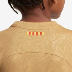 Youth Nike FC Barcelona 2022/23 Away Jersey - Club Gold/Obsidian -Keen Wear Shop fc barcelona 2022 23 away little kids soccer kit PBZSkQ 1
